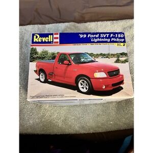 Revell 99 Ford SVT F-150 Lightning  Model Pickup Kit  1/25 Complete